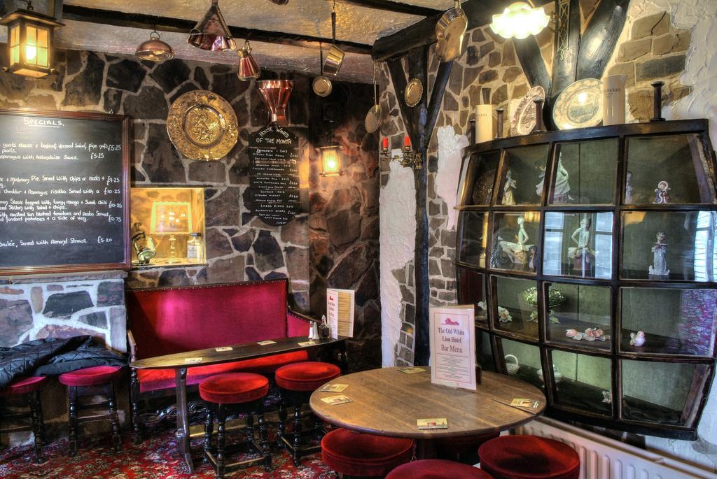 The Old White Lion Hotel Хауърт Екстериор снимка