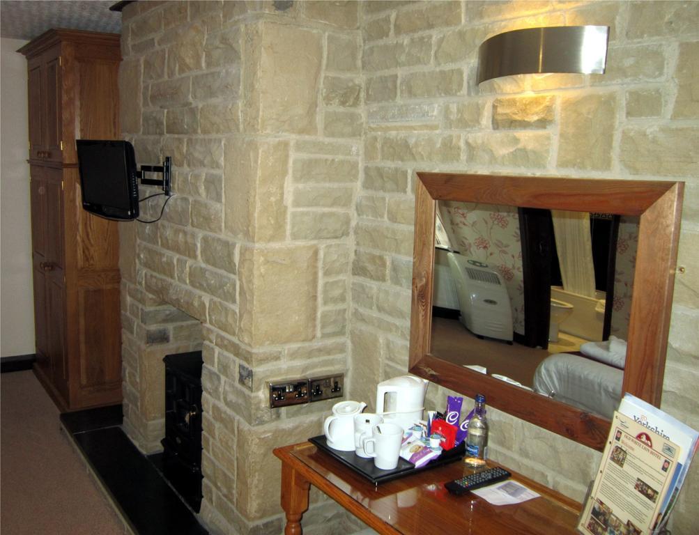 The Old White Lion Hotel Хауърт Стая снимка